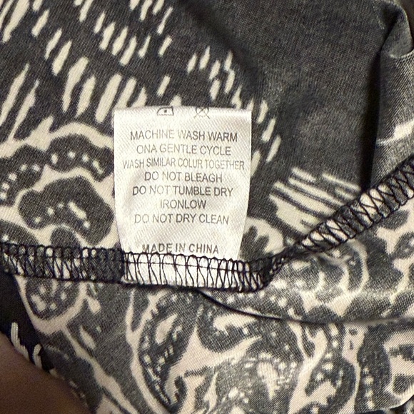 Elegant Black and White Print Dress - Picture 10 of 11